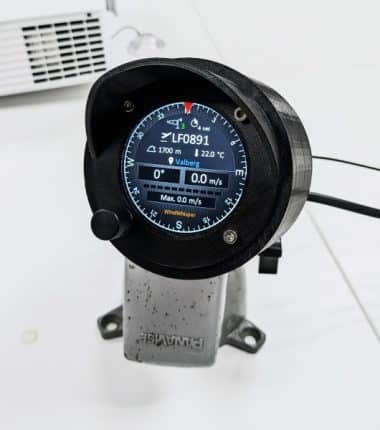 Capteur numérique de mesure du vent affichant les données sur un écran