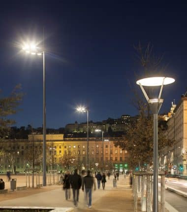 Promenade urbaine de nuit à Lyon, éclairée par des lampadaires modernes