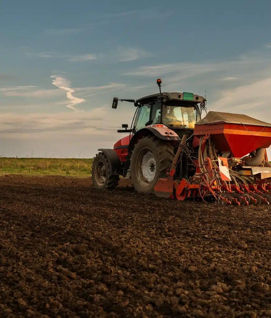 Semoir agricole de précision préparant le sol pour les semis dans un champ cultivé