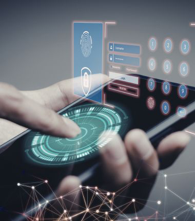 Main utilisant un écran tactile pour régler la température et les paramètres d’un four moderne