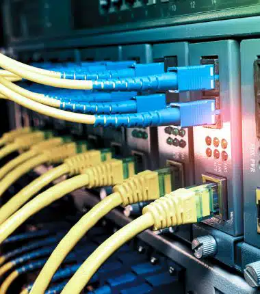 Vue de plusieurs coffrets électriques ouverts montrant le câblage interne, les disjoncteurs, modules de commande et composants installés