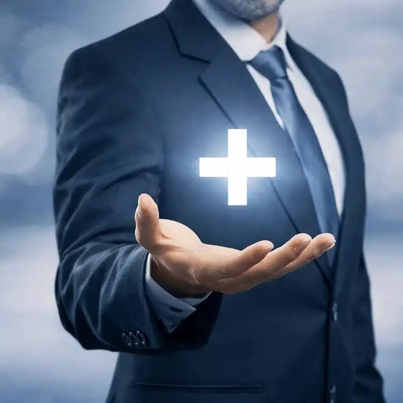 Opératrice travaillant sur l’assemblage de faisceaux électriques, manipulant des câbles multicolores sur un poste de production dédié