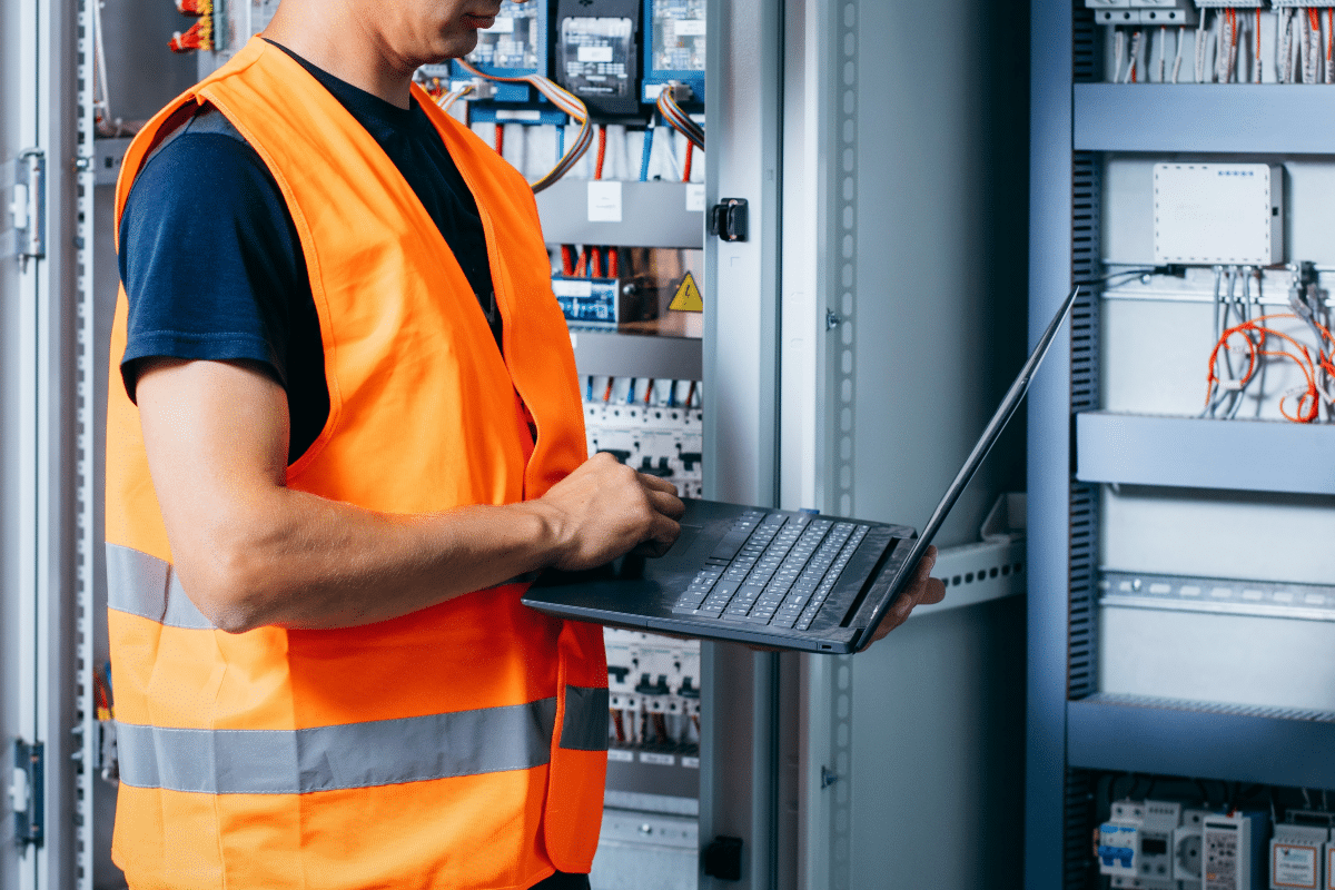 interopérabilité GTB L'ingénieur électricien-constructeur teste l'équipement de vissage dans la boîte à fusibles